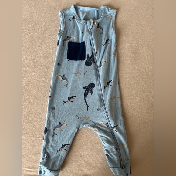 Kyte baby shark 18-24 sleeveless romper - Picture 1 of 3